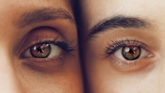 Sombre à la recherche des yeux